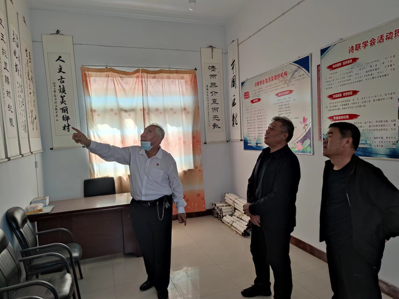 万荣调研五面红旗3.png