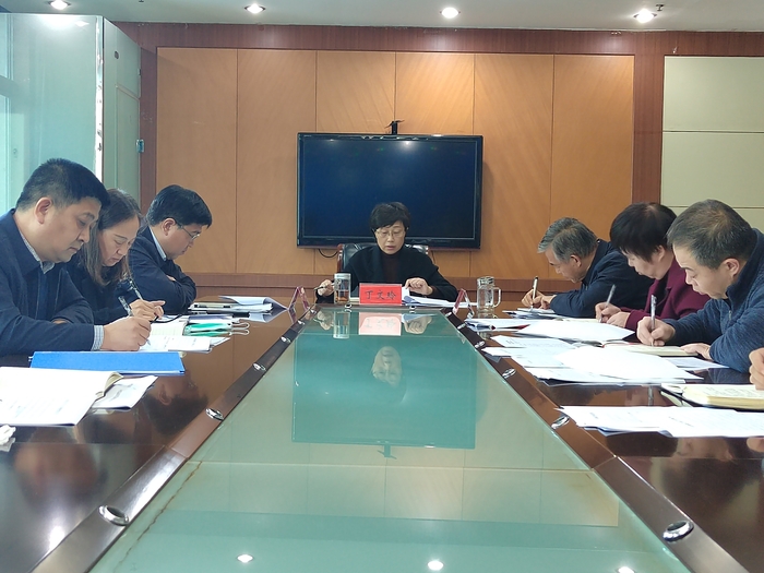 丁文玲主持召开理论中心组学习.jpg